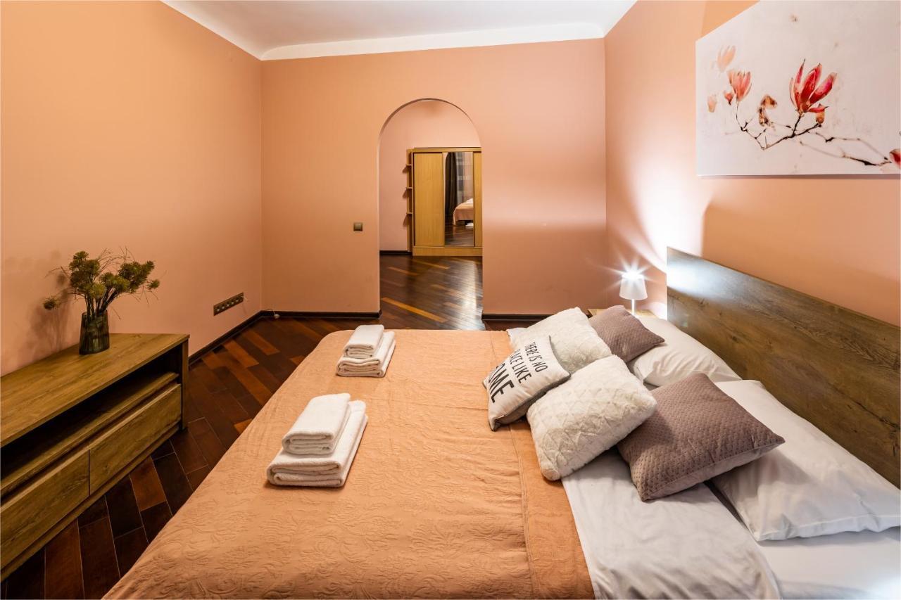 The Main Square! 2 Separated Bedrooms, Balcony Leópolis Exterior foto